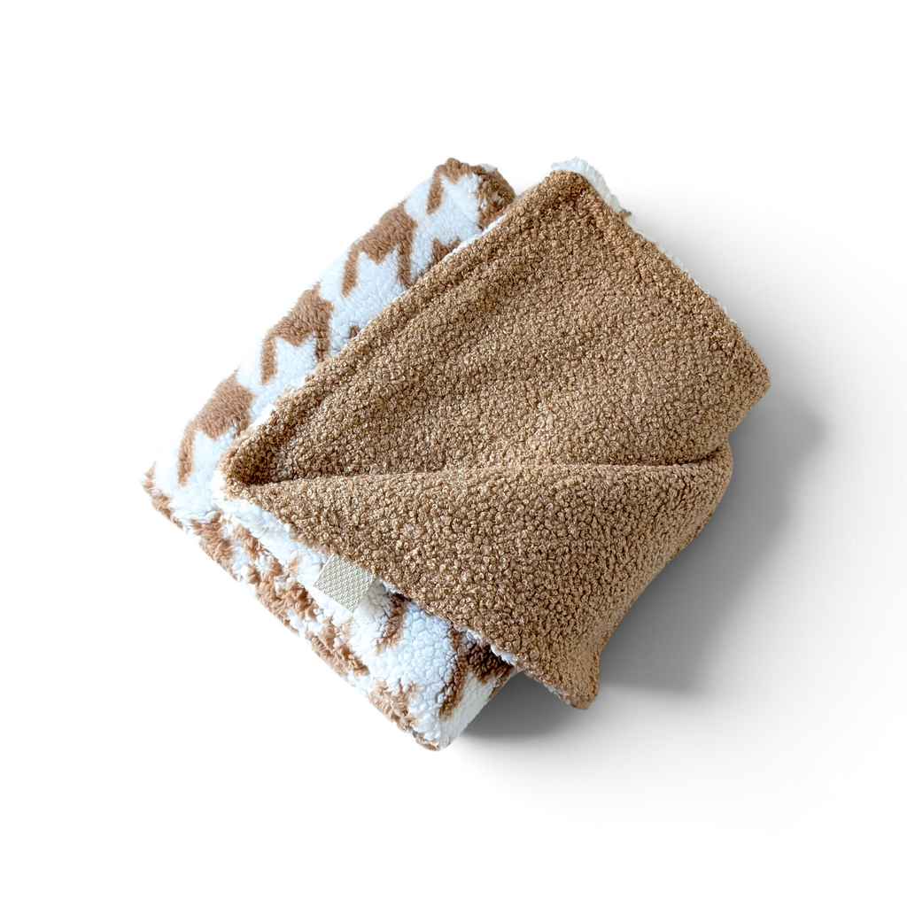 Hundedecke aus Teddy und Bouclé als Wendedecke in toffee und cremeweiß